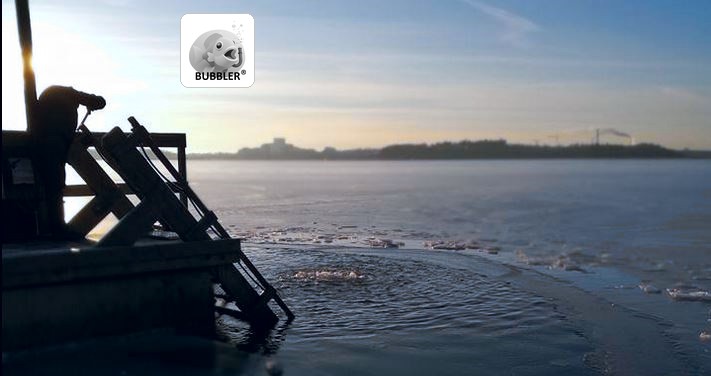 Avanto pysyy auki laiturin uimaportaiden edessä jäätyneellä järvellä